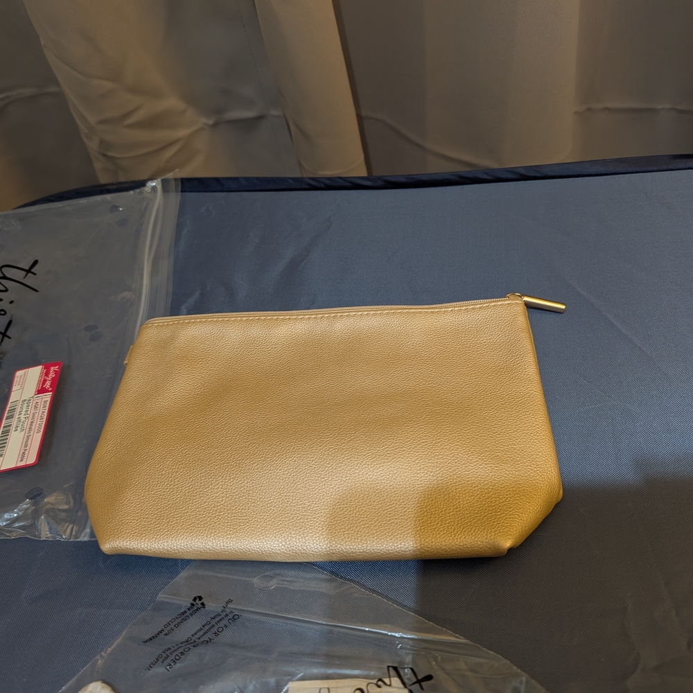 Thirty-One Gold Leather Pouch - Picture 2 of 6